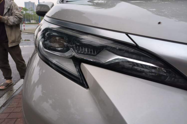 Used Toyota SIENNA 2021 2.5L Hybrid Luxury Edition Right Front Headlight