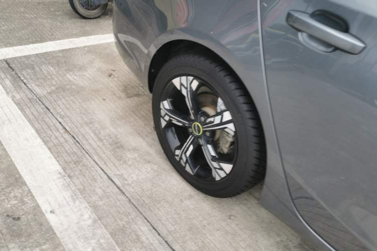 Used Roewe i6 MAX 2020 300TGI Automatic Sporty Cool Edition Right Rear Wheel Hub