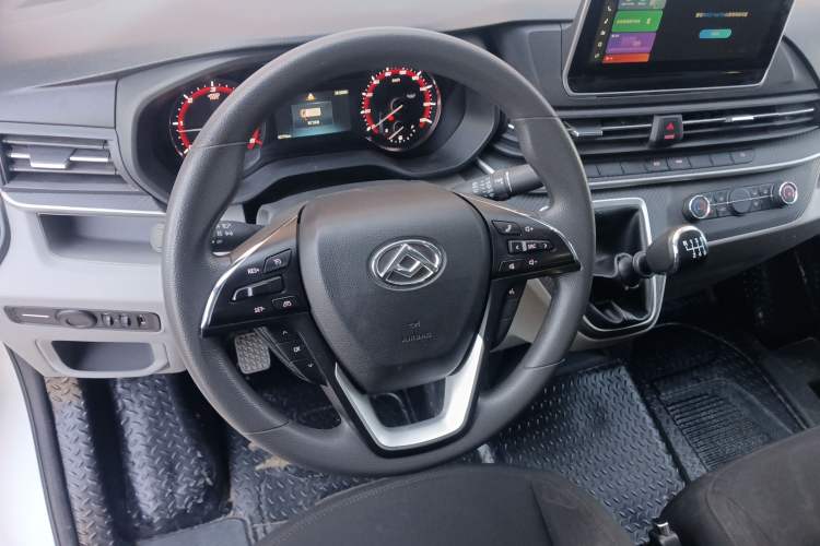 Used SAIC MAXUS Xintu V90 2022 2.0T Manual – Yunjie Front-Wheel-Drive Short Wheelbase Mid-Roof Design with Single Rear Tire 6-Seater
