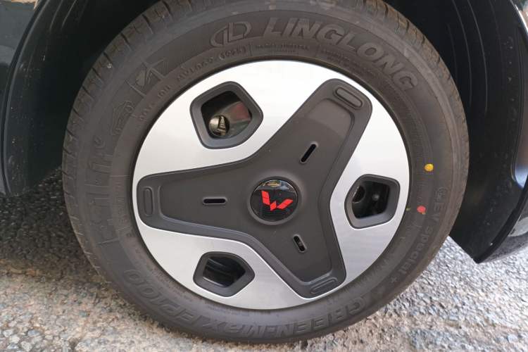 Used Wuling Zhiguang New Energy 2025 Model 305km Ambitious Edition Right Front Wheel Hub