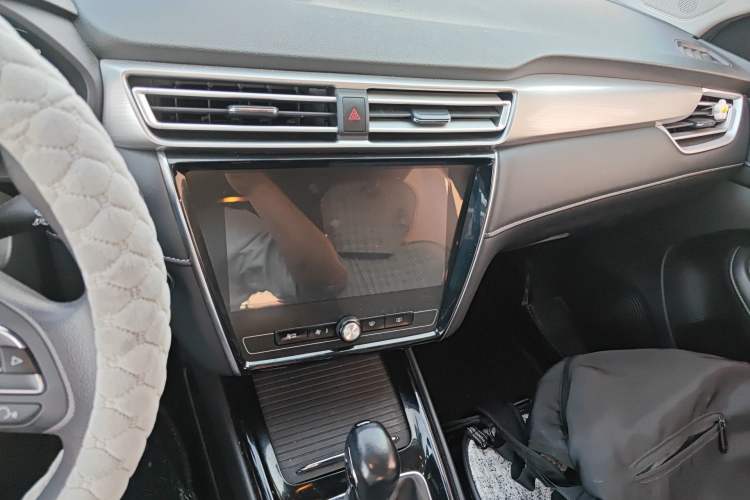 Used Roewe i5 2020 1.5L Automatic 4G Connect Luxury Flagship Edition Audio And AC Panel