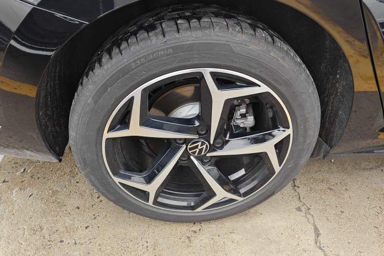 Used Volkswagen Passat 2025 Outstanding Model 380TSI Starry Dragon Edition Right Rear Wheel Hub