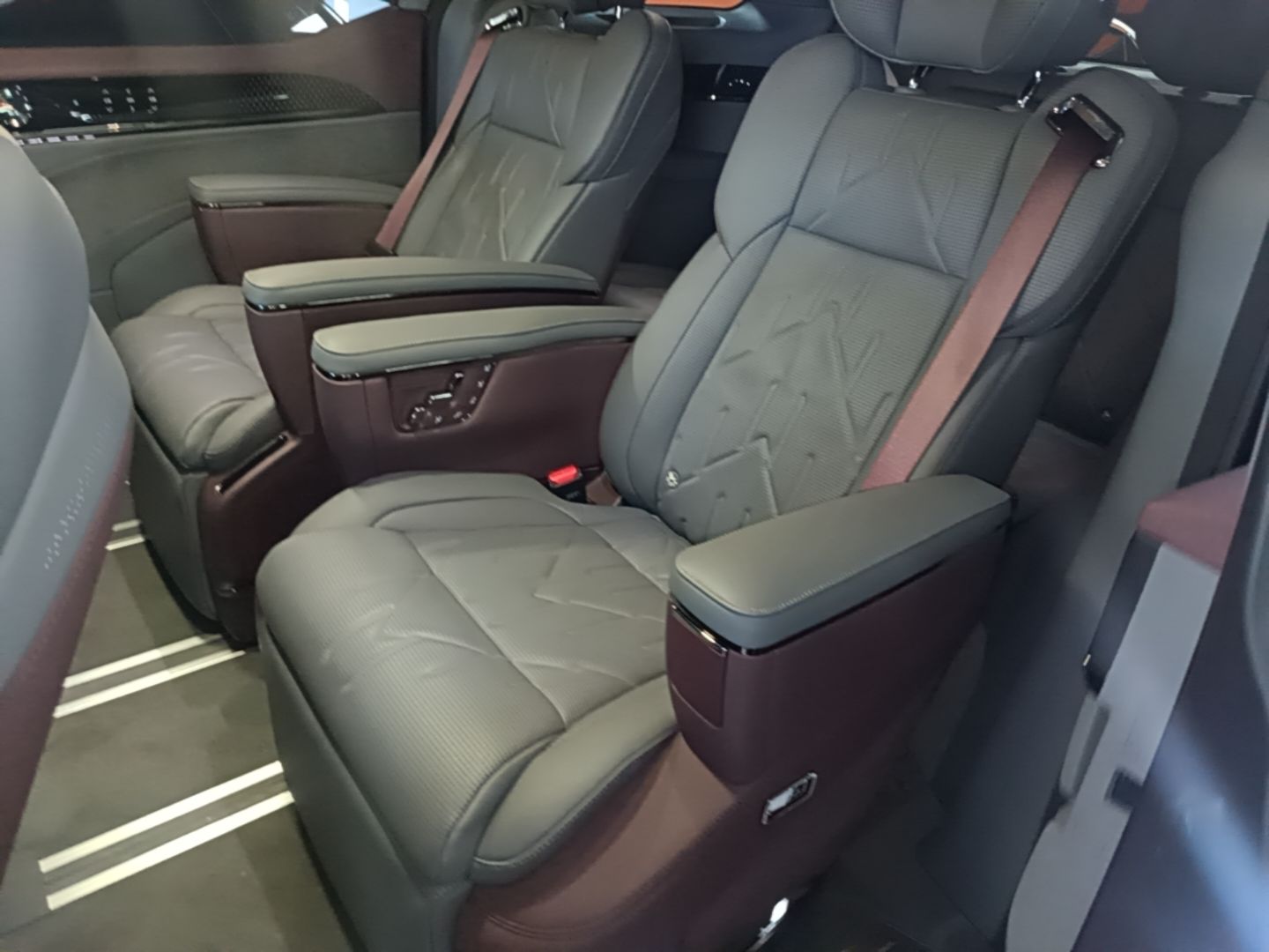 Zeekr 009 2024 7-Seater Walk-Through Version Four-Wheel Drive 108 kWh — снимка 20