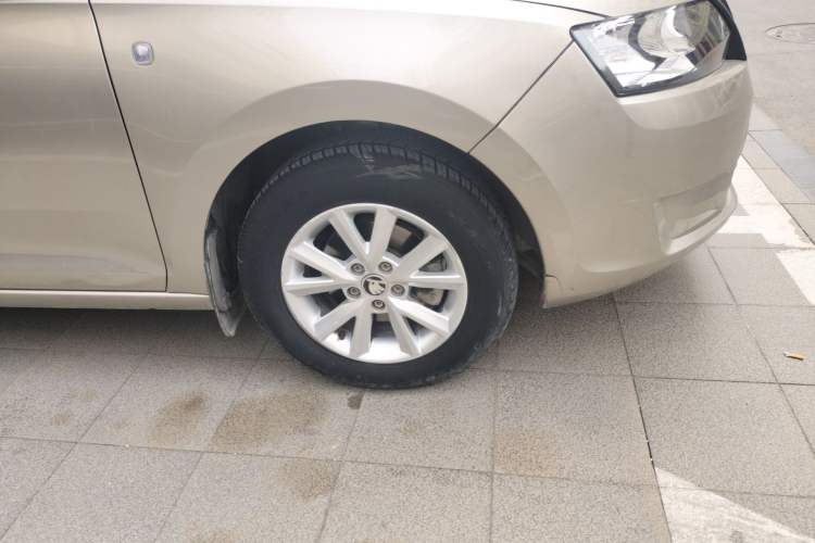 Used Skoda Rapid 2016 1.6L Manual Front-Wheel-Drive Version Right Front Wheel Hub