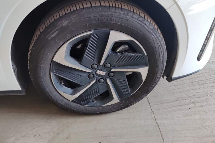 Used Geely Galaxy L6 2024 125km PLUS Dragon Edition
