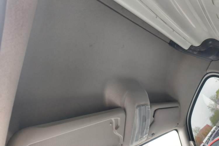 Used SAIC MAXUS Xintu V80 2023 2.0T Manual Classic City Delivery King Long Wheelbase Mid-Roof 3-Seater
