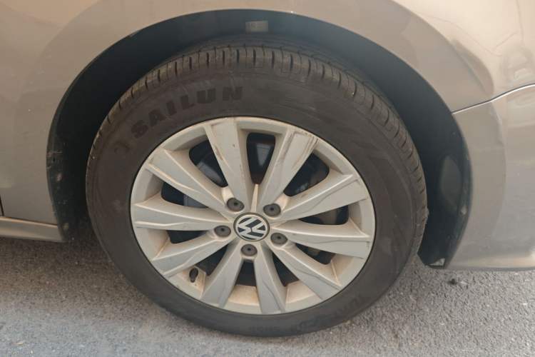 Used Volkswagen Sagitar 2015 230TSI Automatic Comfort Version Right Front Wheel Hub