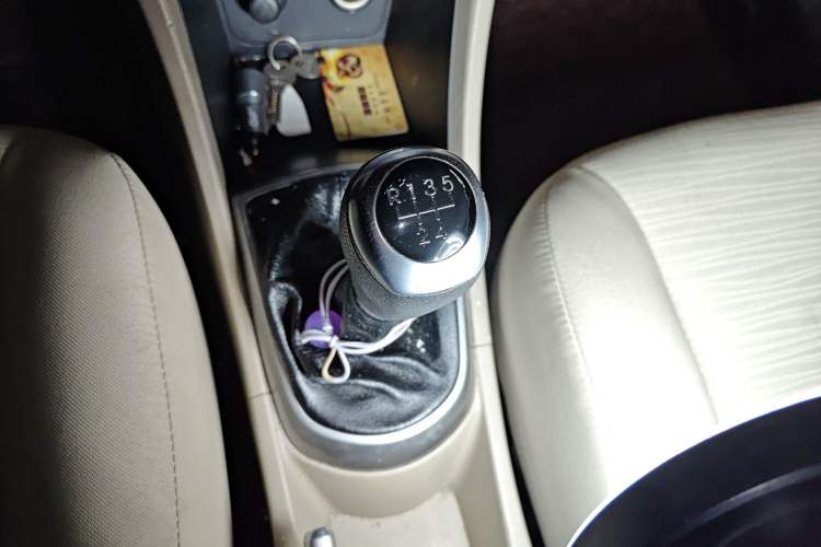 Used Hyundai Verna (older generation) 2014 1.4L Manual Smart GLS Trim Gear Lever