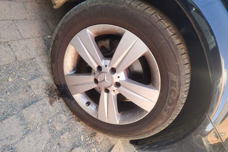 Used Mercedes-Benz Viano 2013 3.0L Navigator Edition Right Front Wheel Hub