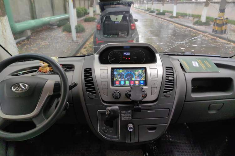 Used SAIC MAXUS Xintu V80 2015 2.5T AMT Aoyuntong Edition Short Wheelbase Low Roof Center Console