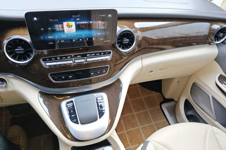 Used Mercedes-Benz V-Class 2021 V 260 Avantgarde Edition Audio And AC Panel