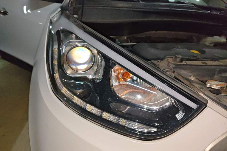 Used Hyundai ix35 2013 2.0L Automatic Two-Wheel Drive Leading GLX China IV Standard Right Front Headlight