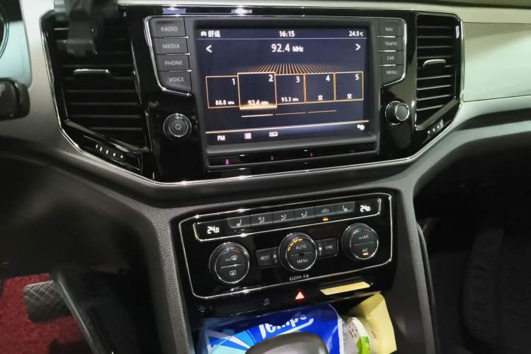 Used Volkswagen Teramont 2017 530 V6 Four-Wheel Drive Luxury Edition Audio And AC Panel