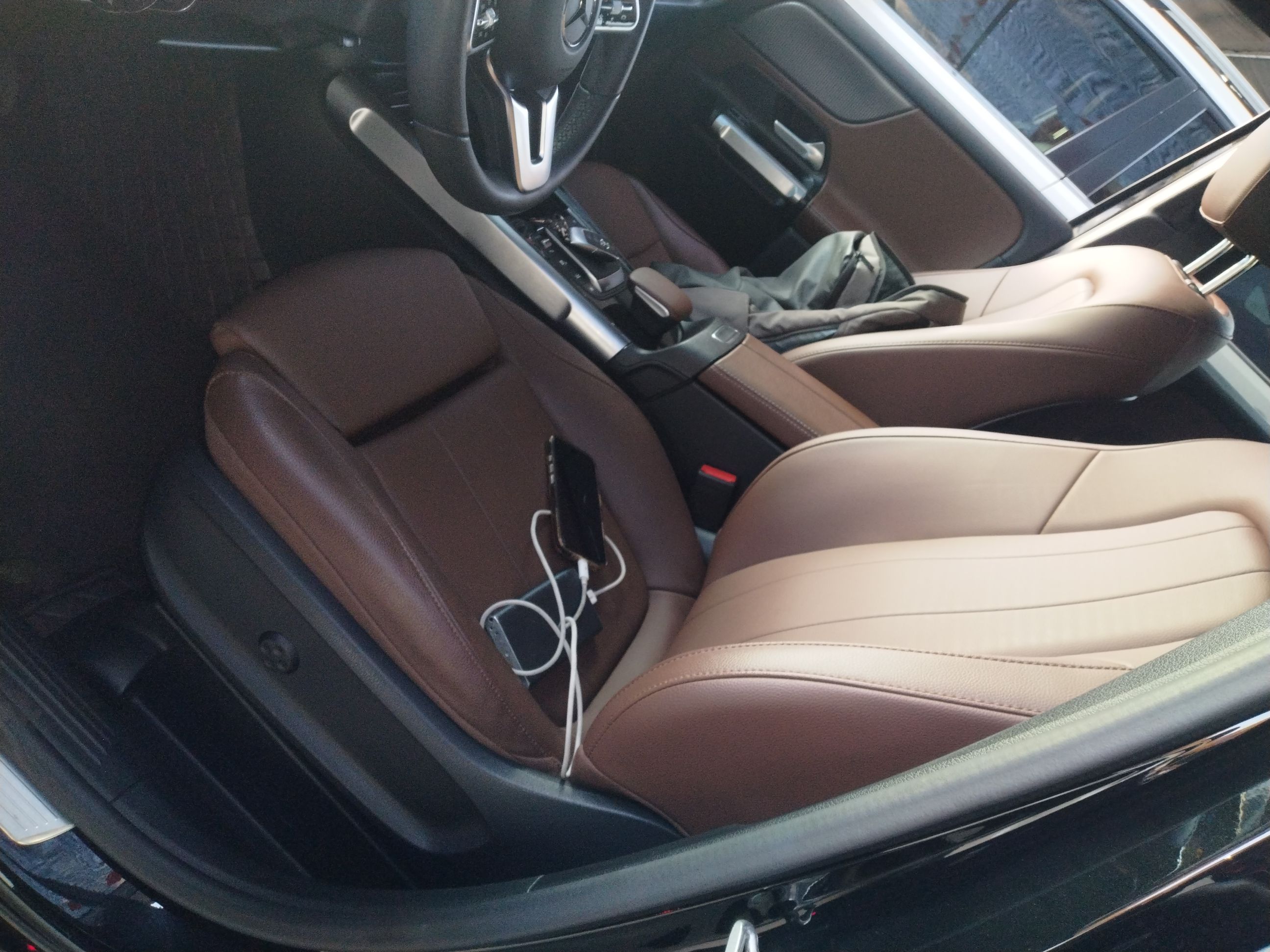 المقاعد الأمامية داخل السيارة