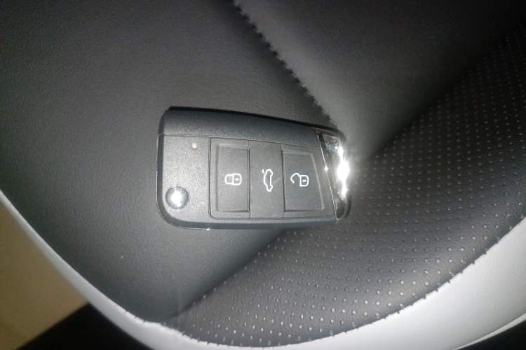 Used Volkswagen T-ROC 2025 Facelift Model 2 300TSI DSG Two-Wheel Drive Chenguang Edition Interior 1