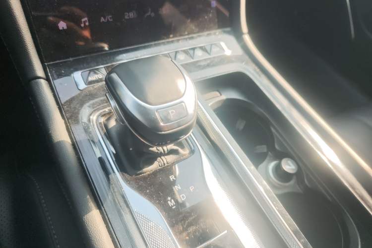 Used Hongqi H5 2024 2.0T Automatic Smart Connect Flagship Edition Gear Lever