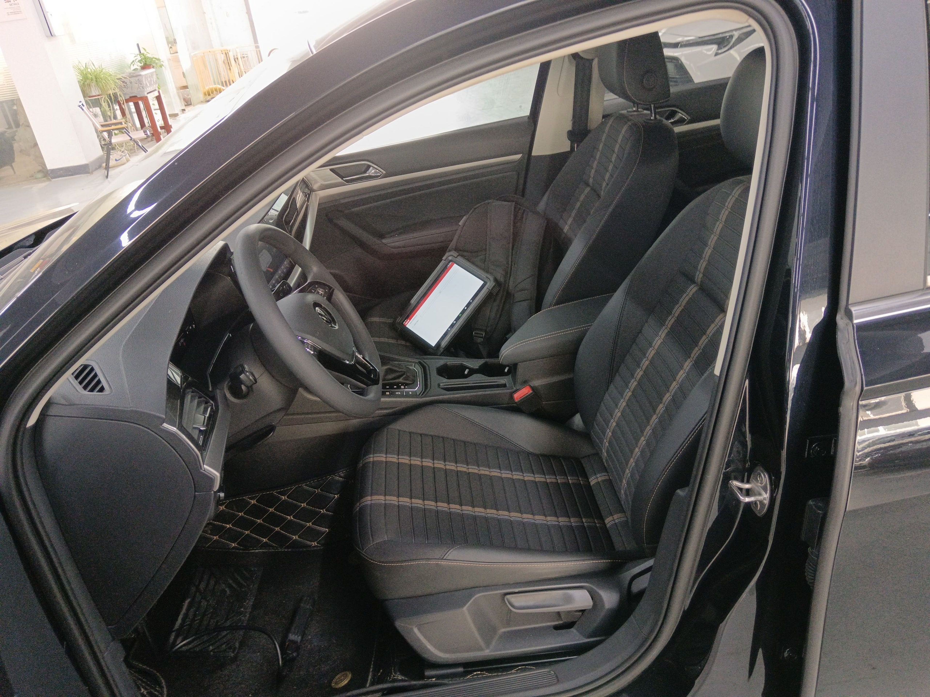 Переднее сиденье в автомобиле