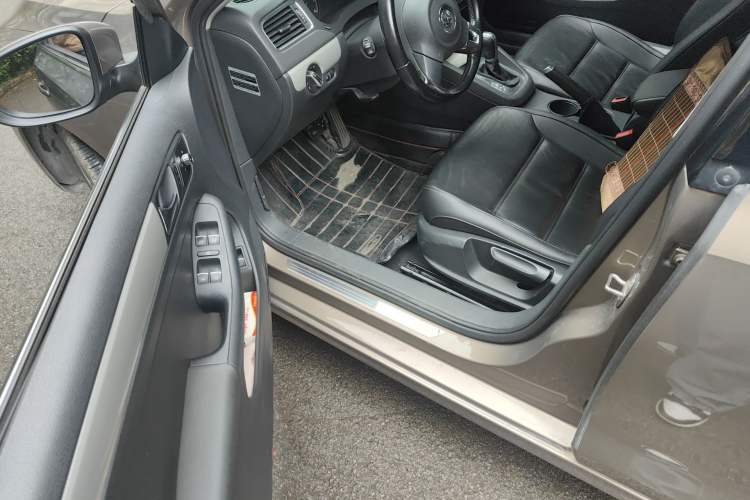 Used Volkswagen Sagitar 2012 1.6L Automatic Comfort Edition Driver Seat