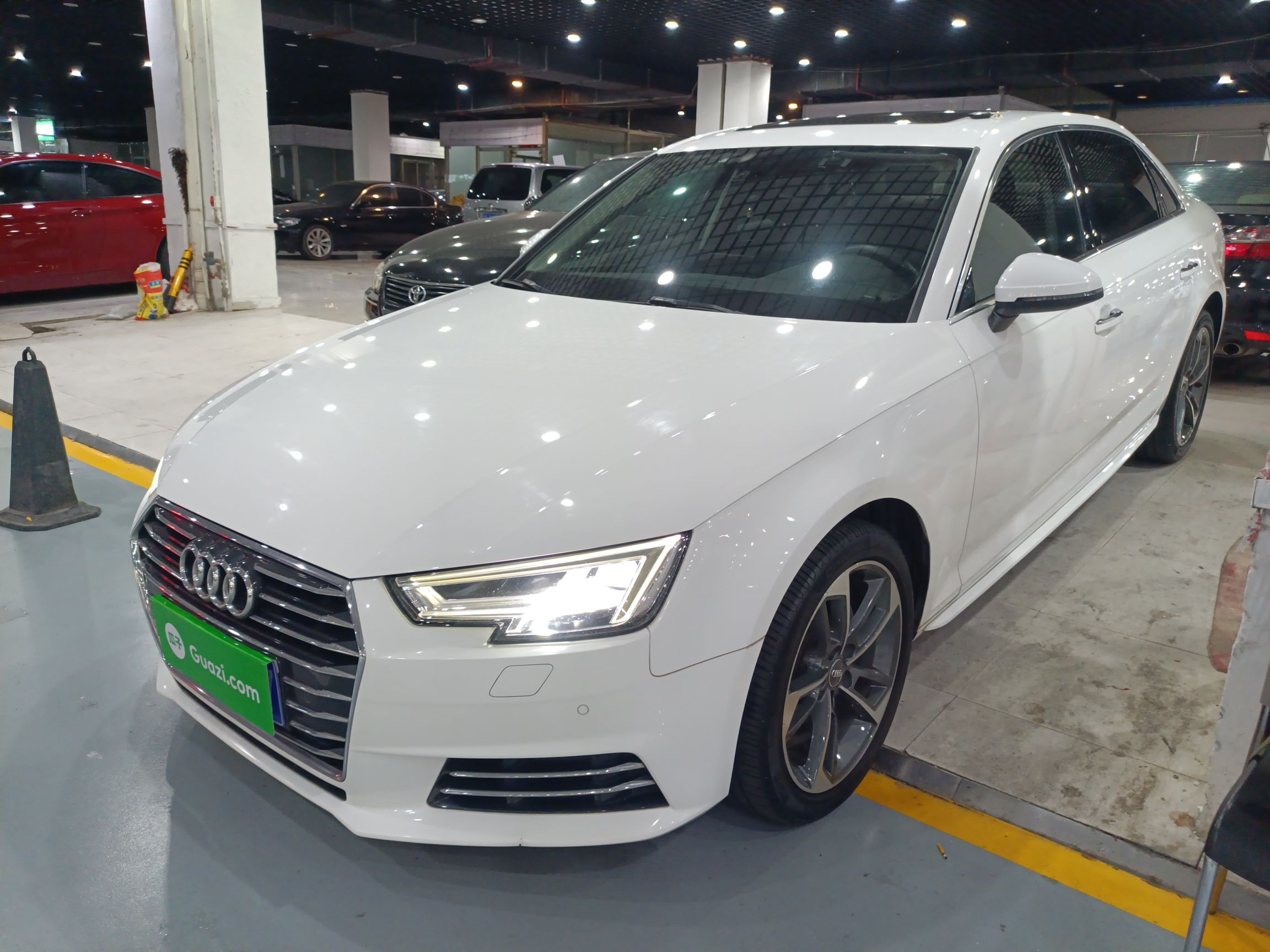 تحت مقدمة السيارة