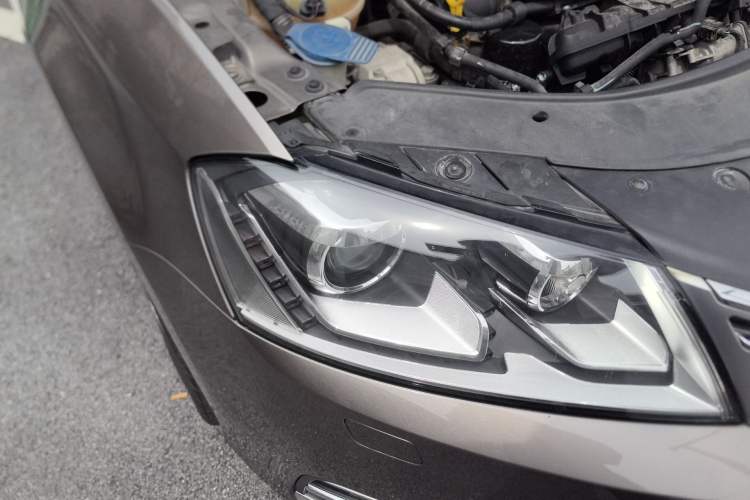 Used Volkswagen Magotan 2016 1.8TSI Luxury Comfort Model Right Front Headlight