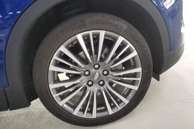 Used Cadillac XT4 2024 28T Two-Wheel-Drive Prestige Version Right Front Wheel Hub