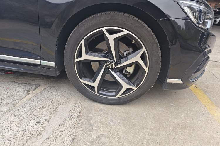 Used Volkswagen Magotan 2023 2 Million Units Commemorative Edition 330TSI DSG Luxury Version Right Front Wheel Hub