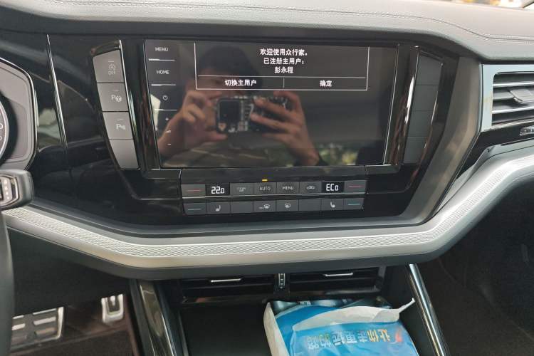 Used Volkswagen Touareg 2022 2.0 TSI Flagship Special Edition Audio And AC Panel