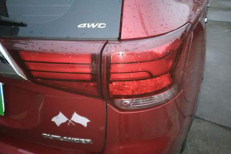 Used Mitsubishi Outlander 2016 2.4L 4x4 Luxury Edition 7-Seater Exterior 3