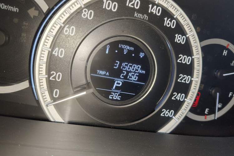 Used Honda Accord 2016 2.0L Comfort Edition Odometer Close Up