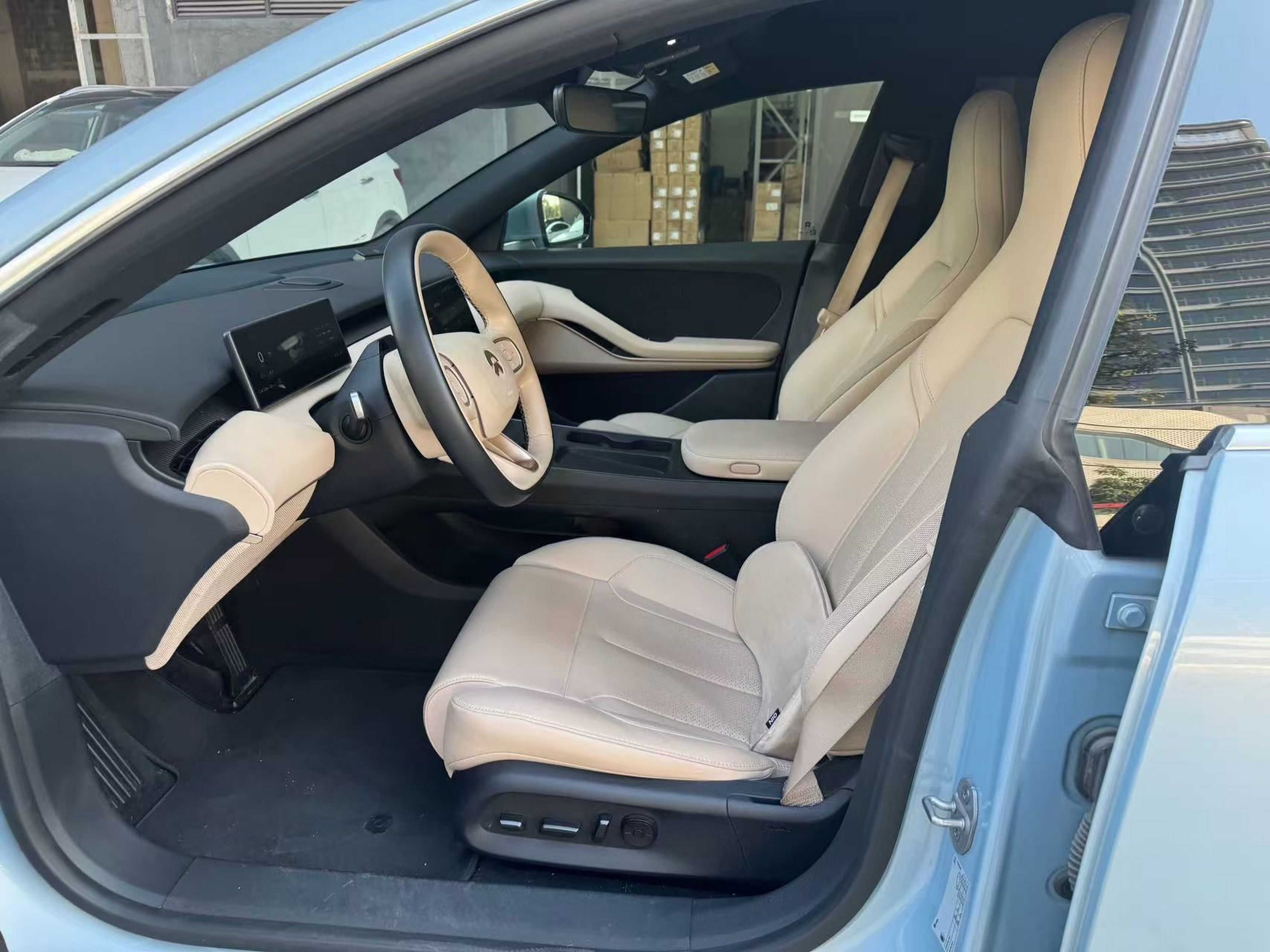 Переднее сиденье в автомобиле