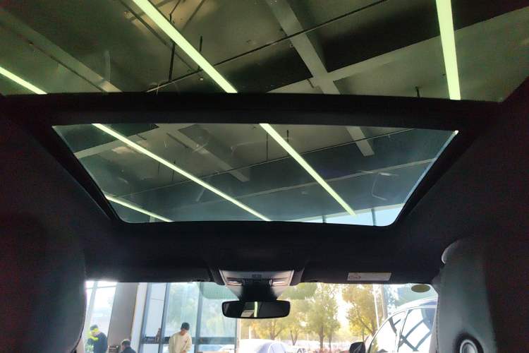 Used Volkswagen T-ROC 2025 Facelifted 300TSI DSG Two-Wheel-Drive Chen Guang Edition Headliner