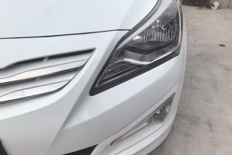 Used Hyundai Verna Ray 2014 1.4L Manual GLX Left Front Headlight