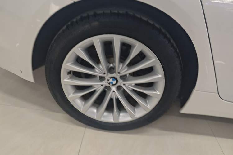 Used BMW 5 Series 2019 530Li Leading Model Luxury Package Right Rear Wheel Hub