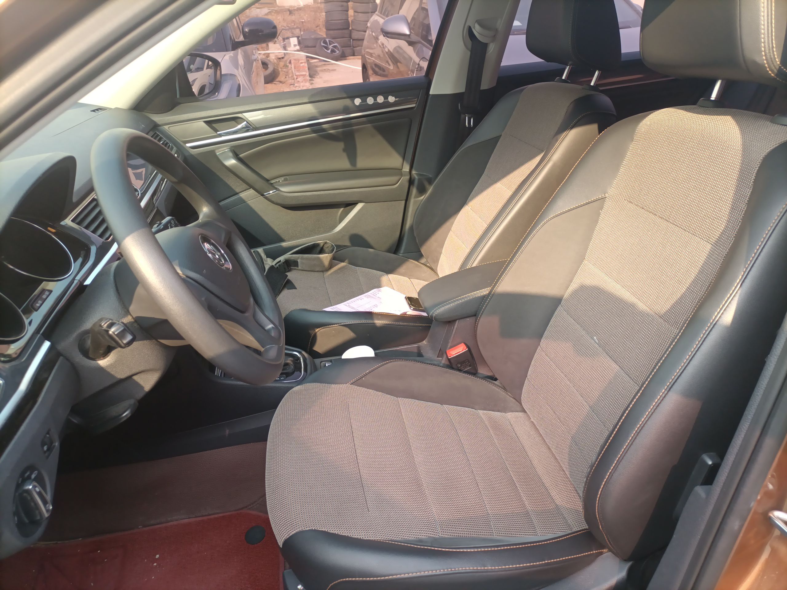 Переднее сиденье в автомобиле