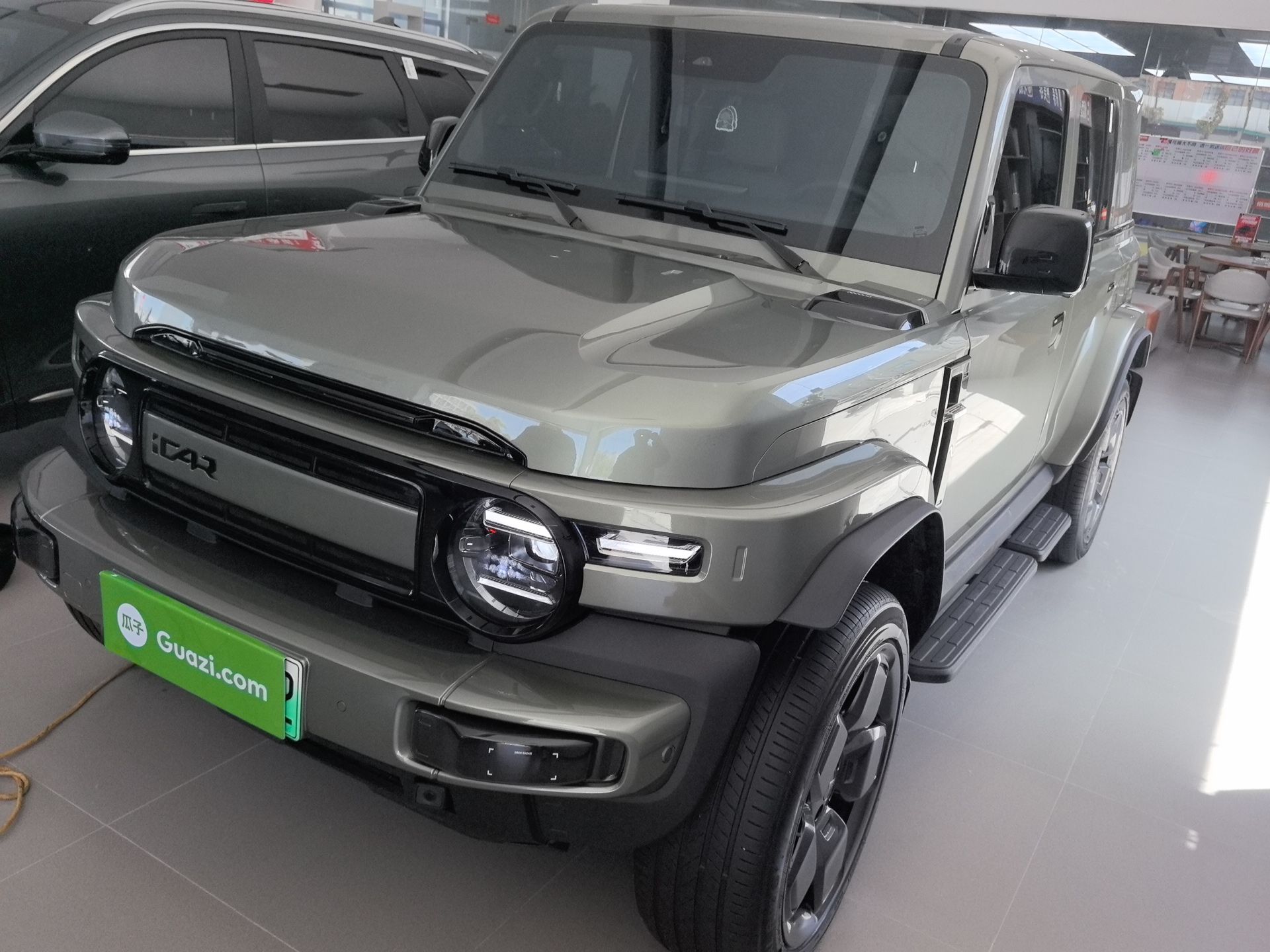 تحت مقدمة السيارة