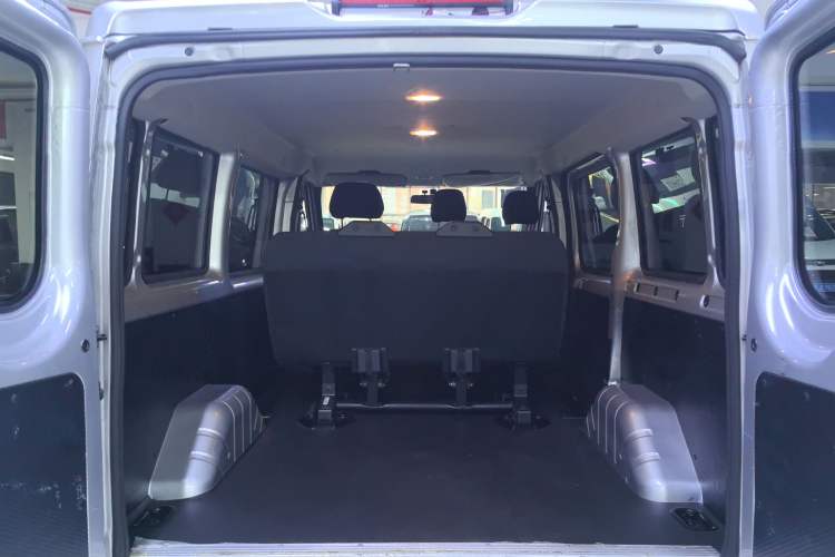 Used JMC Fushun 2023 2.0T Manual Short-Wheelbase Low-Roof Commercial Multi-Purpose Passenger Vehicle 6 Seats with Dual-Opening Tailgate