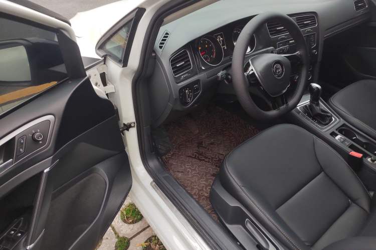 Used Volkswagen Golf 2017 1.6L Automatic Comfort Million-Vehicle Anniversary Edition