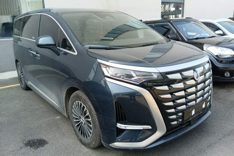 Used Denza D9 2022 DM-i 1040 Prestige Model
