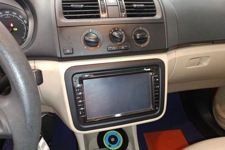 Used Skoda Fabia 2014 1.4L Automatic Crystal Edition Audio And AC Panel