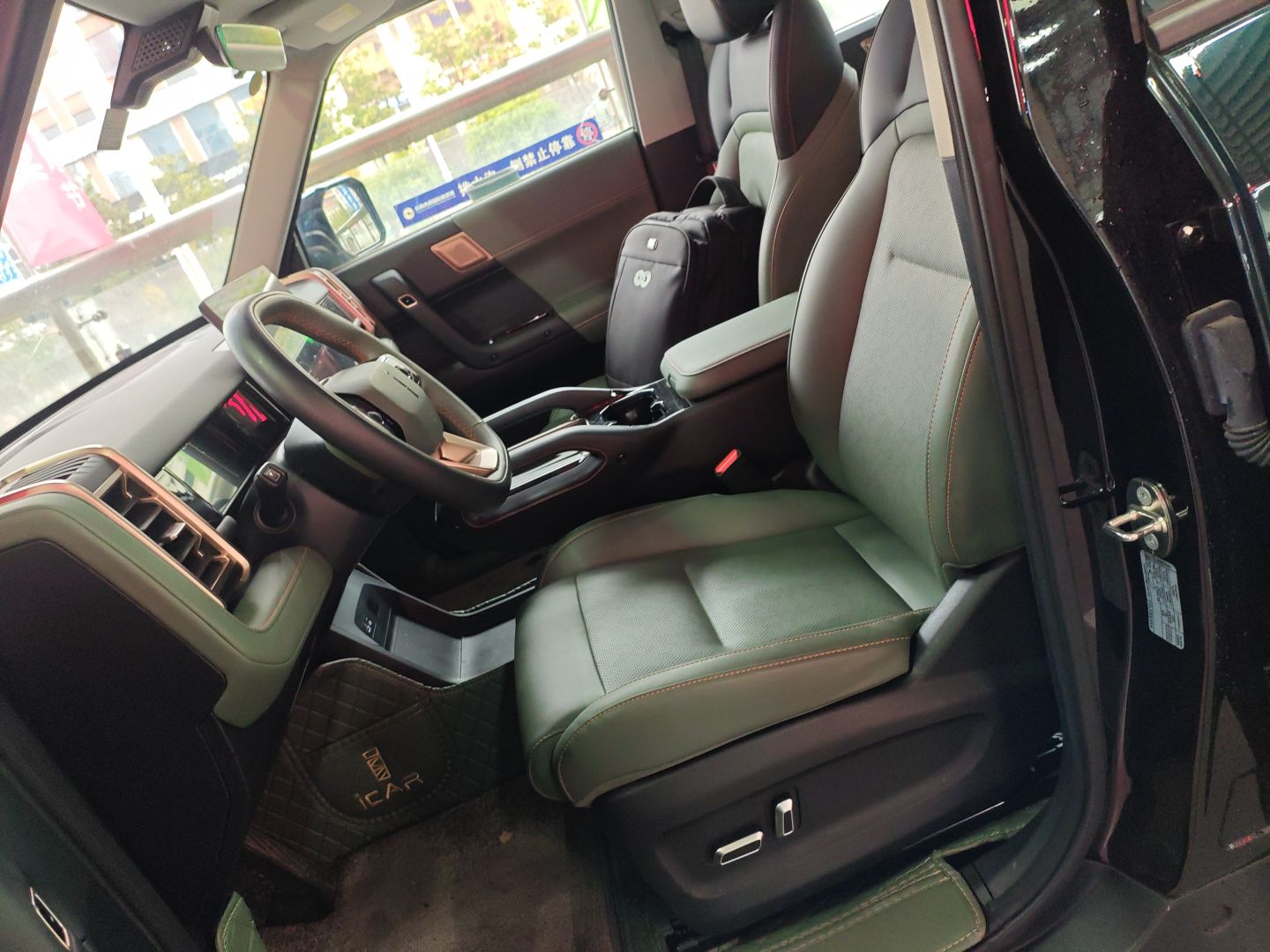 Переднее сиденье в автомобиле