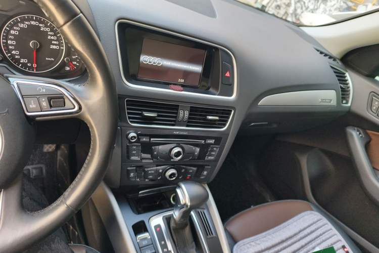 Used Audi Q5 2017 40 TFSI Ambition Edition Audio And AC Panel