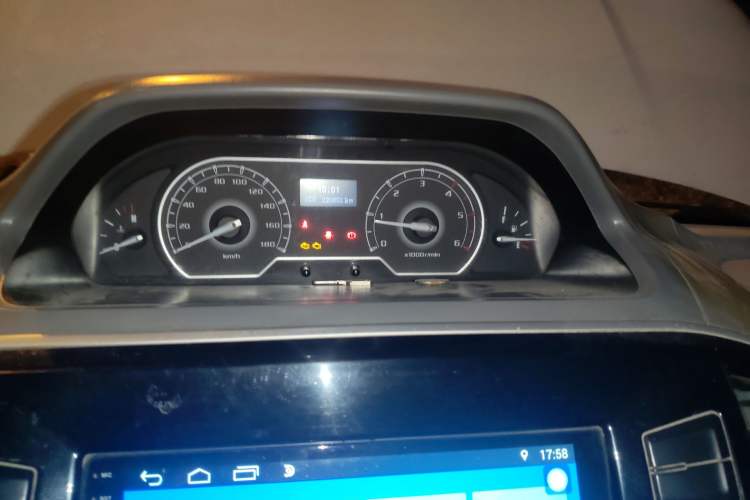 Used SAIC MAXUS Xintu V80 2018 2.5T 6-Speed Manual Aoyuntong Facelifted Short Wheelbase Mid-Height 5-6-Seater Instrument Cluster