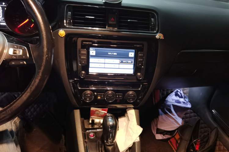 Used Volkswagen Sagitar 2015 230TSI Automatic Luxury Model Audio And AC Panel