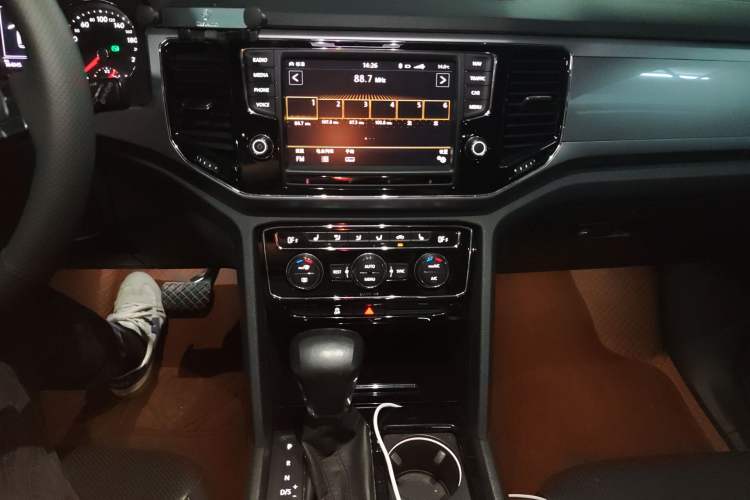 Used Volkswagen Teramont 2017 380TSI Four-Wheel Drive Luxury Edition Audio And AC Panel