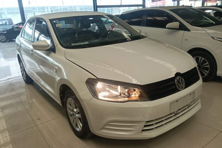 Used Volkswagen Jetta 2015 1.6L Automatic Fashion Model Front Right 45 Deg