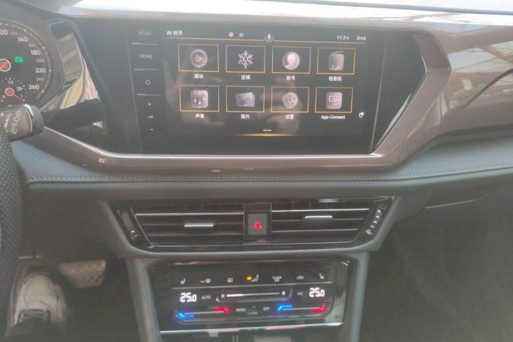 Used Volkswagen Tharu 2021 280TSI Two-Wheel-Drive Luxury Plus Edition Audio And AC Panel