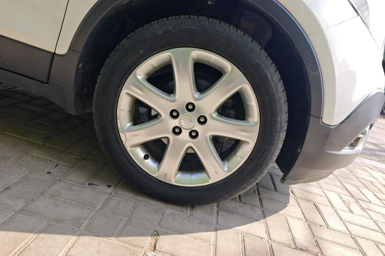 Used Buick Encore 2014 1.4T Automatic Two-Wheel Drive Urban Leading Model Right Front Wheel Hub