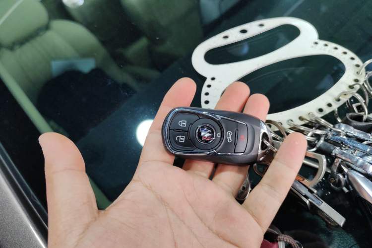 Used Buick GL8 2023 Facelifted Land Cruiser Executive Luxury Version
