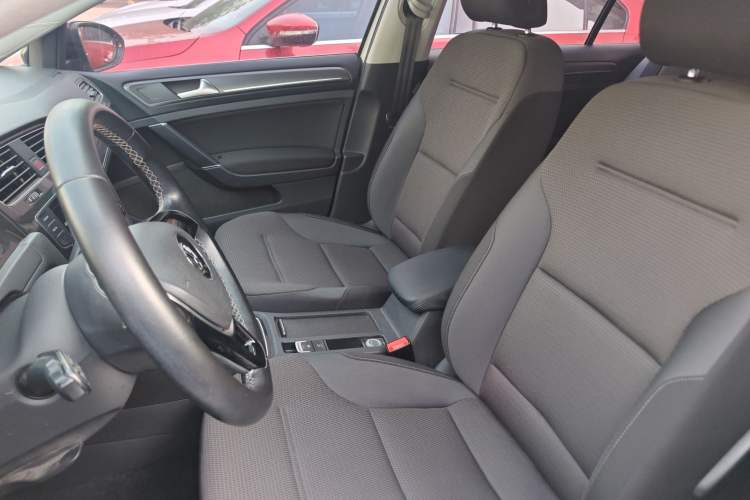 Used Volkswagen Golf 2017 1.6L Automatic Comfort Million-Vehicle Anniversary Edition
