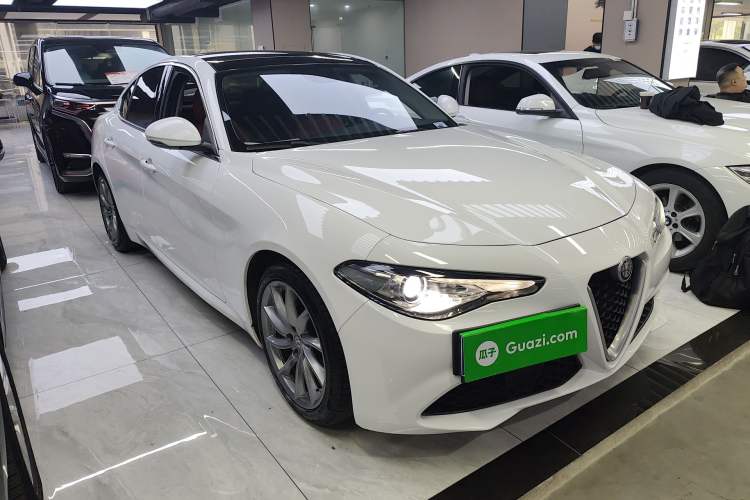 Used Alfa Romeo Giulia 2017 2.0T 200HP Luxury Edition
